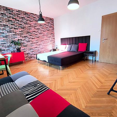 Big Stay - 4 Bedroom, 2 Bathroom Central Apartment With Ac Братислава Екстер'єр фото
